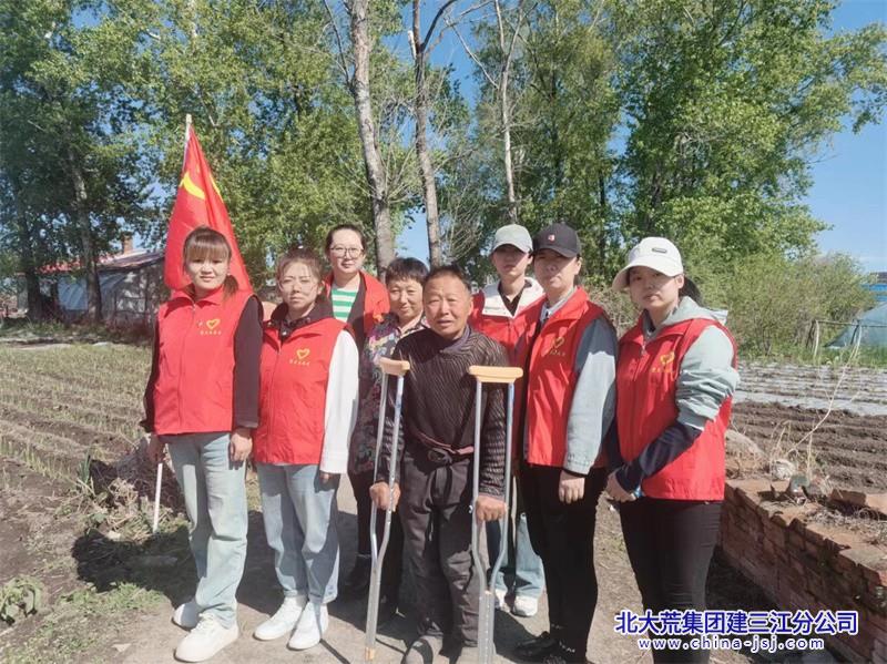 星河社区开展党员先行 争做环境卫生整治的"领跑者"为主题党日活动(图1)
