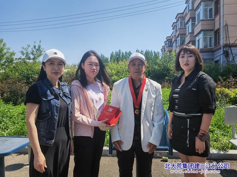 欣园社区开展“光荣在党50年 永葆初心跟党走”活动(图1)