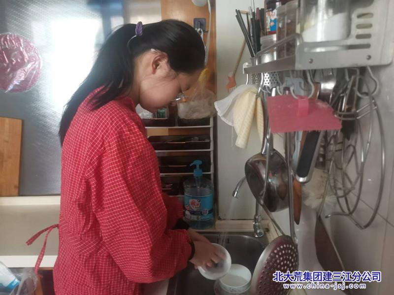 铁南社区开展“庆六一 我是家务劳动小能手”活动(图1)