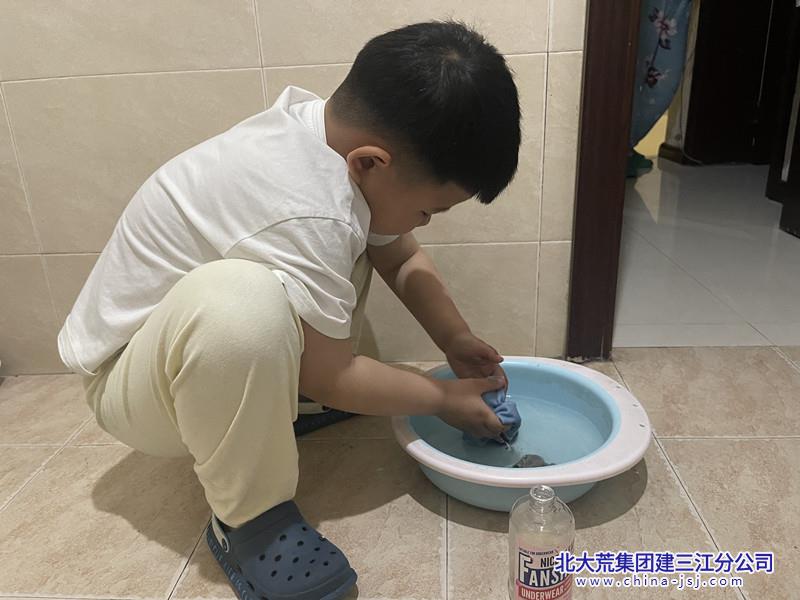 铁南社区开展“庆六一 我是家务劳动小能手”活动(图2)