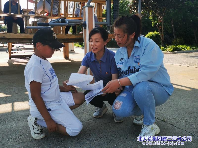 前锋农场有限公司开展“以法护航”六一宣传活动(图1)