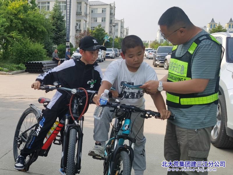 前锋农场有限公司开展“以法护航”六一宣传活动(图2)