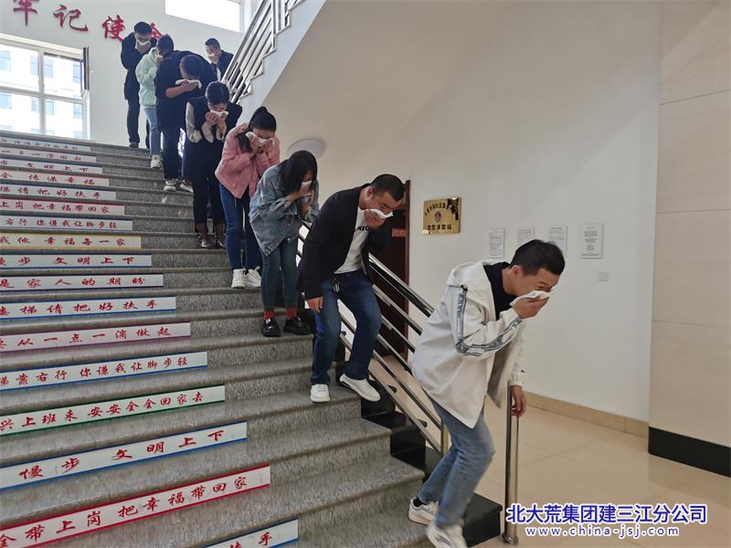 七星农场有限公司社区开展消防安全演练 筑牢社区安全防线(图2)