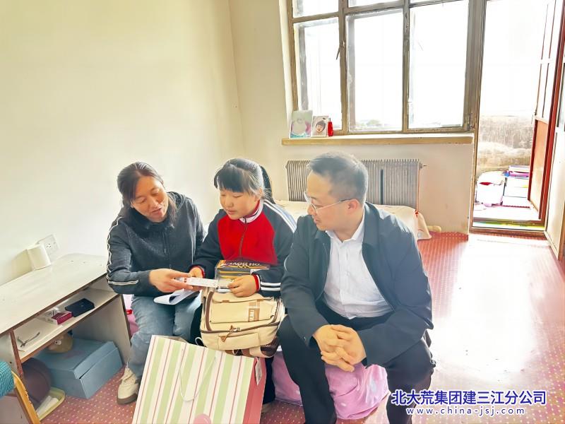 二道河农场有限公司社区开展“情暖六一 关爱贫困儿童”走访慰问活动(图2)