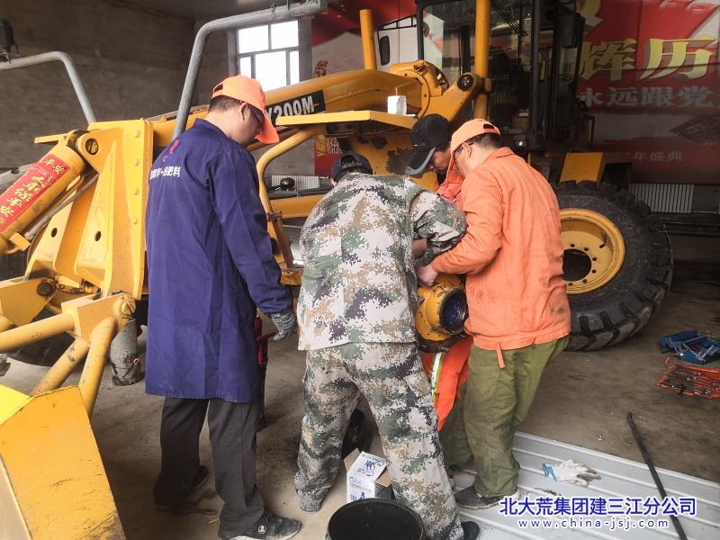 前锋农场有限公司“春检春修”发力 开启公路养护新征程(图2)