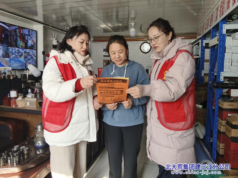 鑫泽社区开展“弘扬雷锋精神 传递法治力量”普法宣传活动(图1)