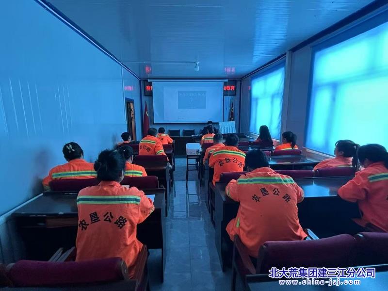 观看安全警示教育.jpg