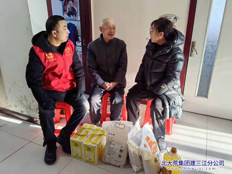 七星农场有限公司社区开展“新春走访送关怀 共叙知情岁月情”走访慰问活动(图2)