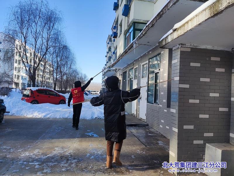  七星农场有限公司社区清理“冰溜子”守护居民安全出行(图2)