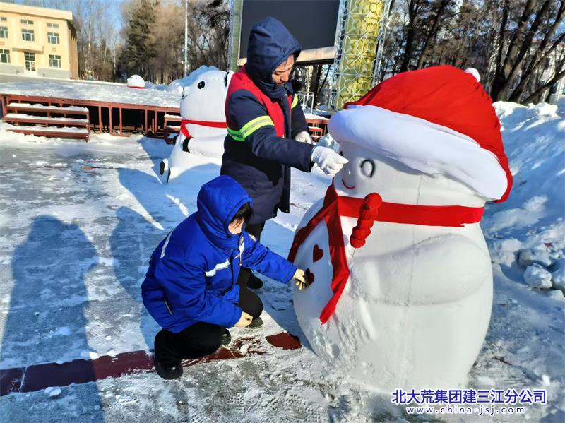 洪河农场有限公司环卫工人巧手制作“靓丽雪雕”(图1)