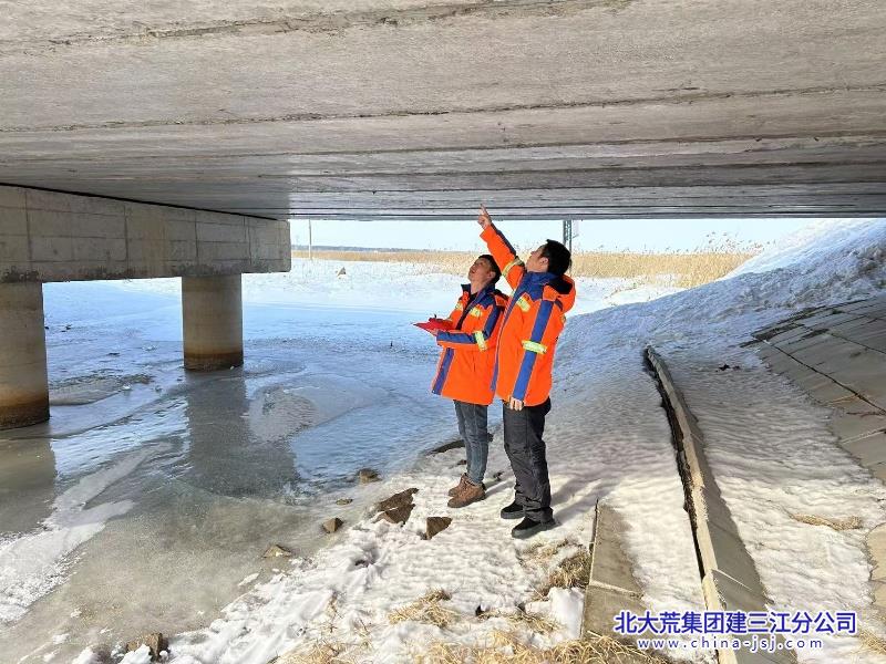 前锋农场有限公司公路管理分公司打好冬季养护“组合拳” 筑牢公路通行“安全线”(图2)