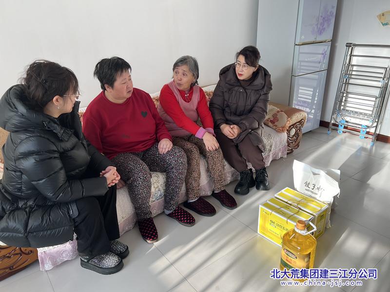 七星农场有限公司社区开展“情暖新春”走访慰问活动(图1)