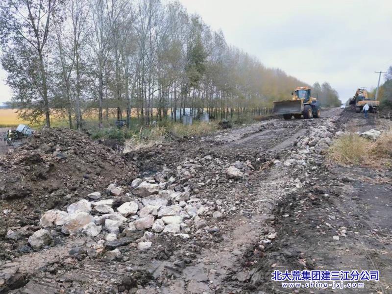 创业农场有限公司修路惠民保秋收(图2)