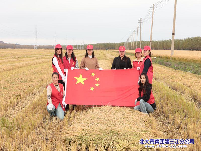 欣园社区开展“青春与国旗同框 助农现场绽放光彩”活动(图1)