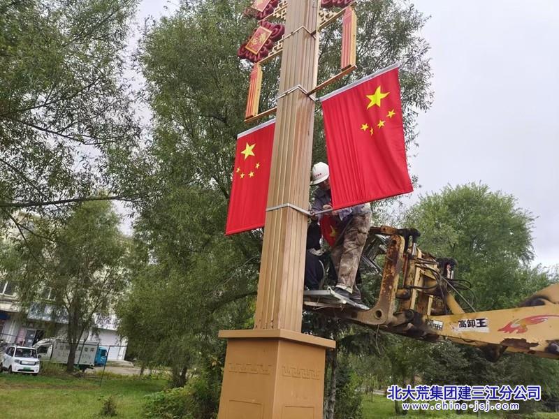 红卫农场有限公司社区挂满“中国红”扮靓红福路(图1)