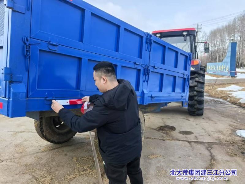 第十管理区-党员干部安全检查，消除安全隐患，助力春耕生产.jpg