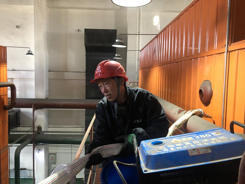 水暖站开展锅炉清洗工作 助力节能增效(图1)
