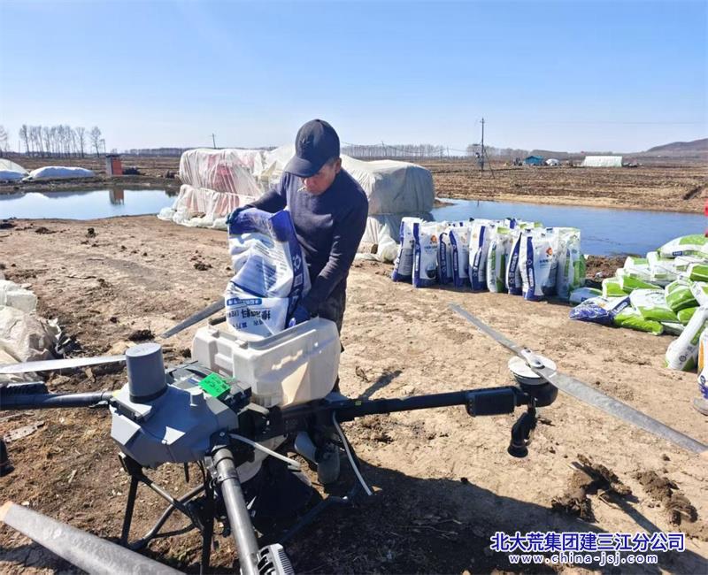 勤得利农场有限公司筑埂扬肥正当时 夯实春耕新根基(图1)