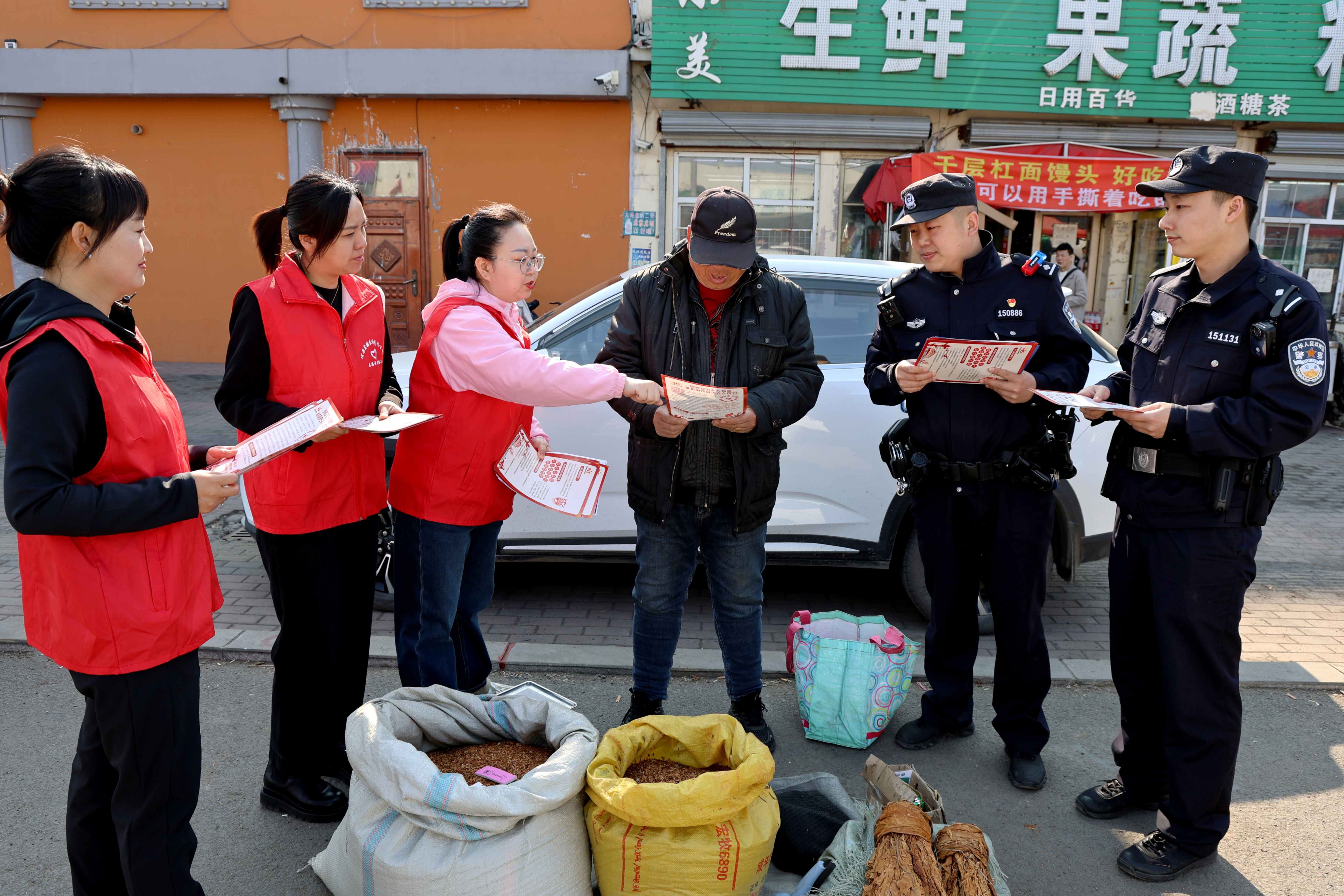 集市安全宣传：守护生活小确幸--周航摄.JPG