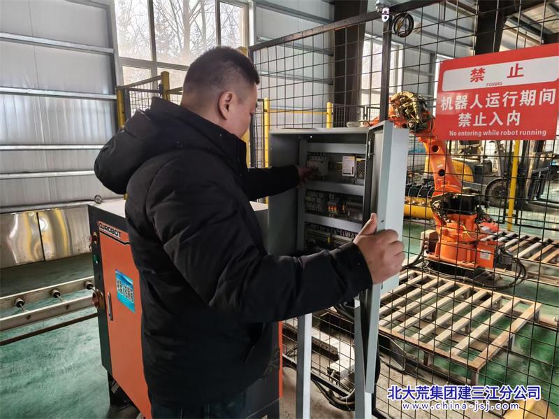 创业农场有限公司强化叠盘暗室设备安全检查 护航育秧生产(图1)