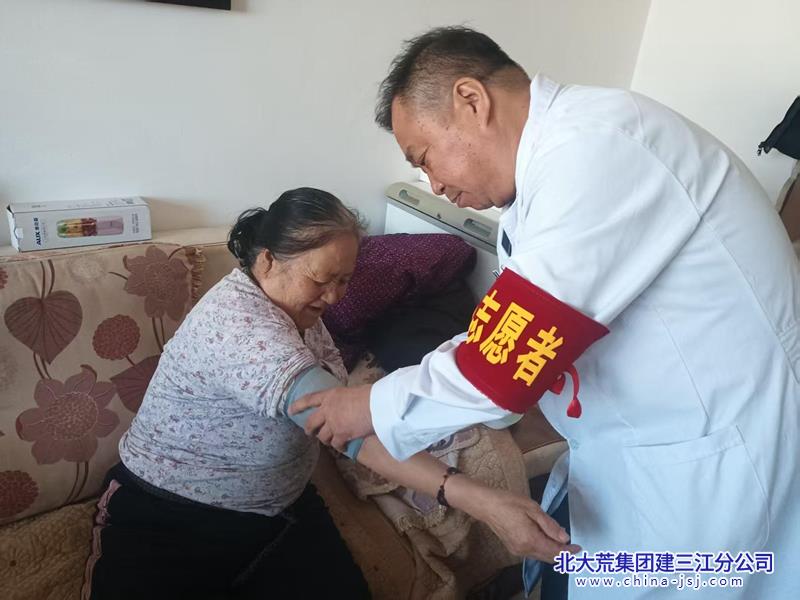 洪河农场有限公司医院开展“学习先进事迹，践行为民初心” 主题党日活动(图2)