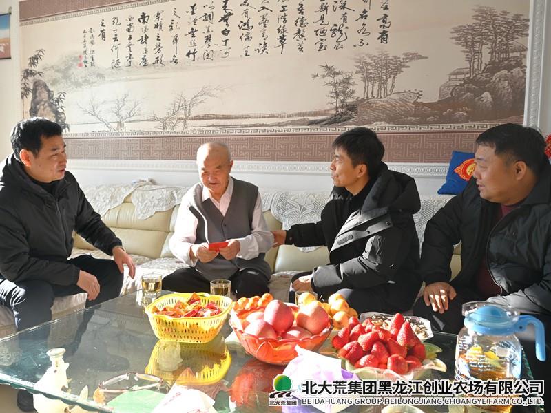 崔少宁节前走访慰问离休老干部
                            (图1)
