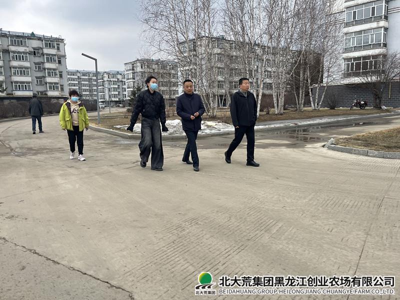 郭成到社区督导检查环境卫生工作
                            (图2)