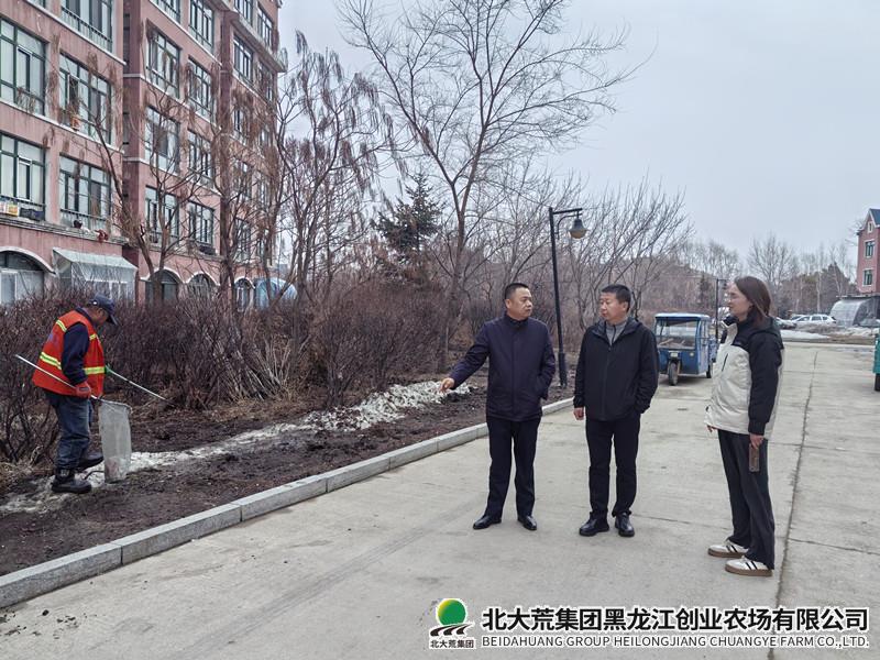 郭成到社区督导检查环境卫生工作
                            (图1)