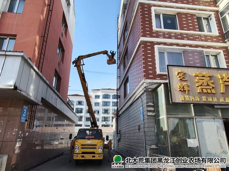 创业农场物业大队开展春季高空坠物隐患专项清理行动
                            (图1)