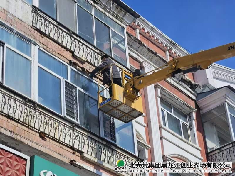 创业农场物业大队开展春季高空坠物隐患专项清理行动
                            (图2)