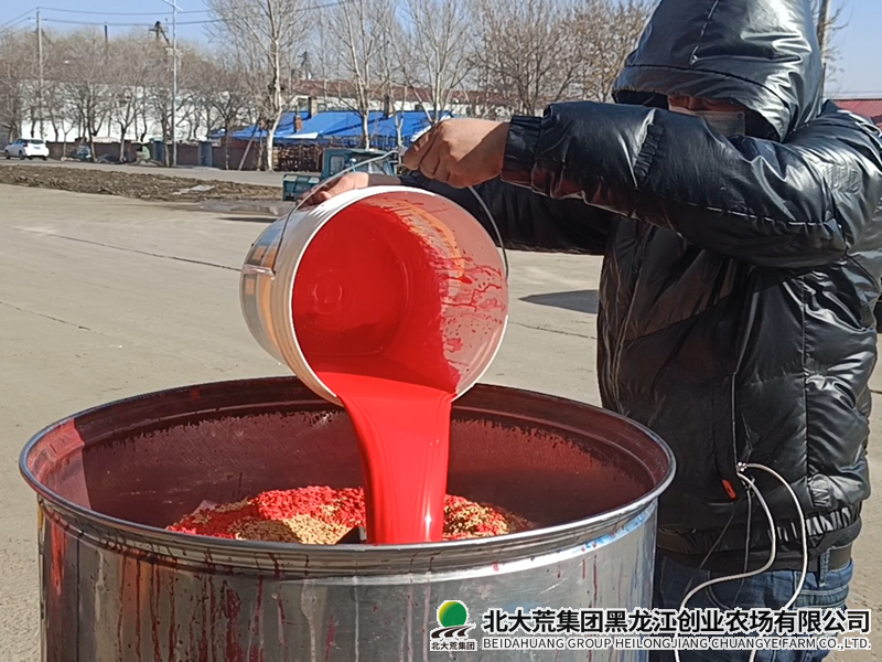 农业科技服务中心开展不同科研试验品种包衣工作
                            (图2)