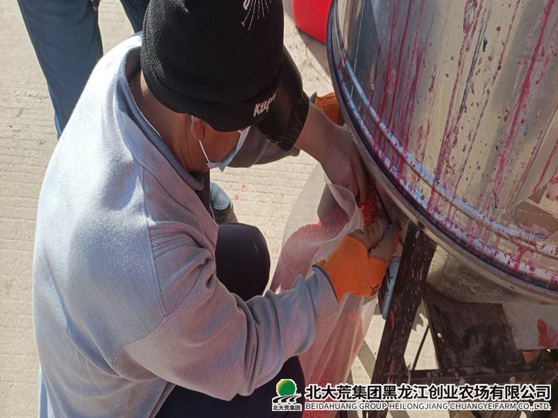 农业科技服务中心开展不同科研试验品种包衣工作
                            (图1)