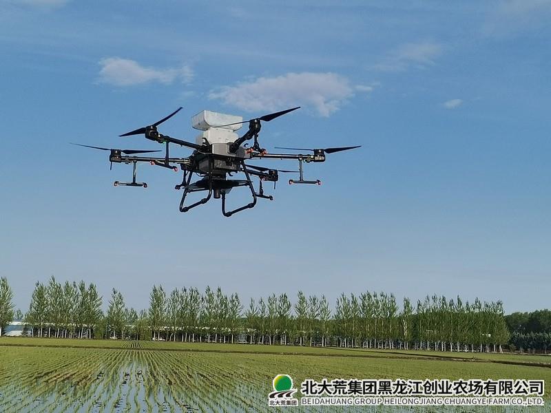 植保无人机让创业农场有限公司种植户“夏管”省心更省力
                            (图2)