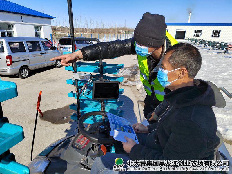 建三江区域农服中心到创业农场有限公司安装调试北斗农机自动驾驶仪
                            (图2)