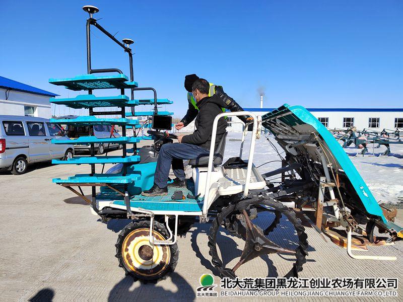 建三江区域农服中心到创业农场有限公司安装调试北斗农机自动驾驶仪
                            (图1)