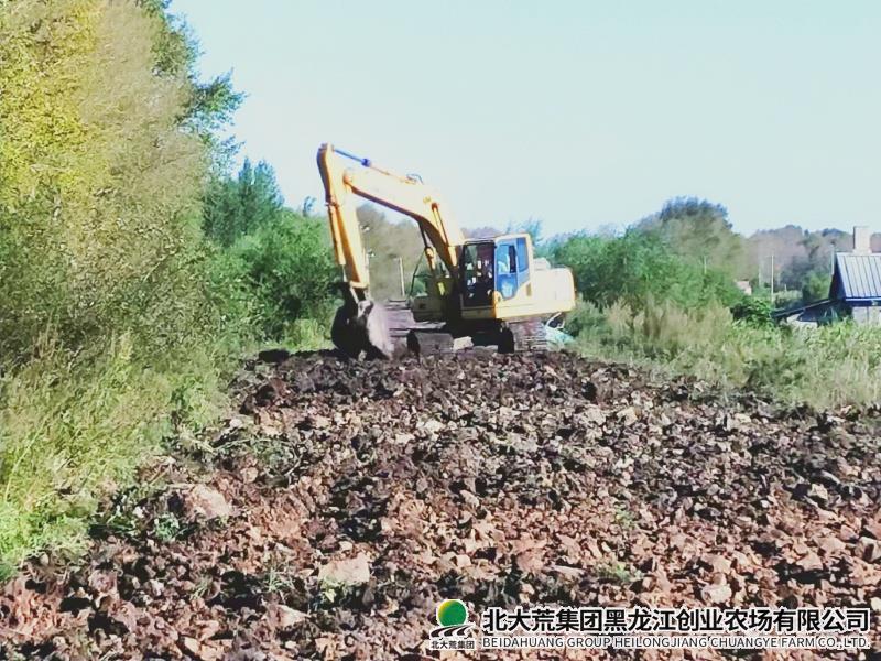 公路站整修田间道路 保障秋收顺利进行
                            (图1)