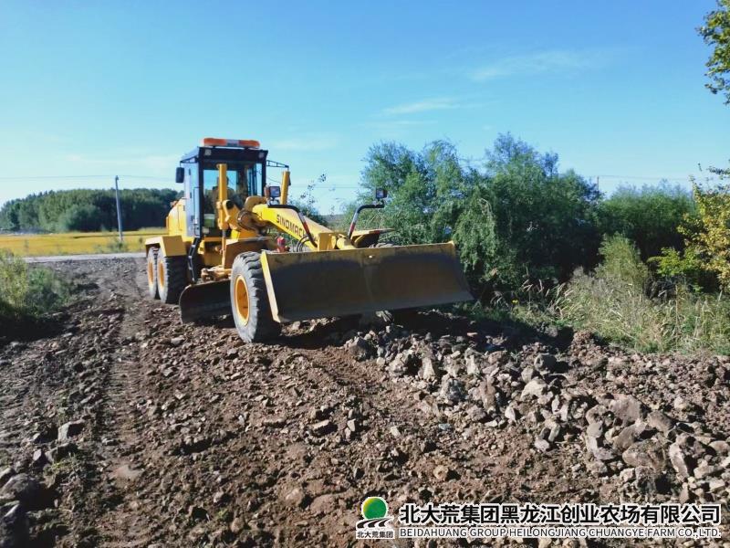 公路站整修田间道路 保障秋收顺利进行
                            (图2)