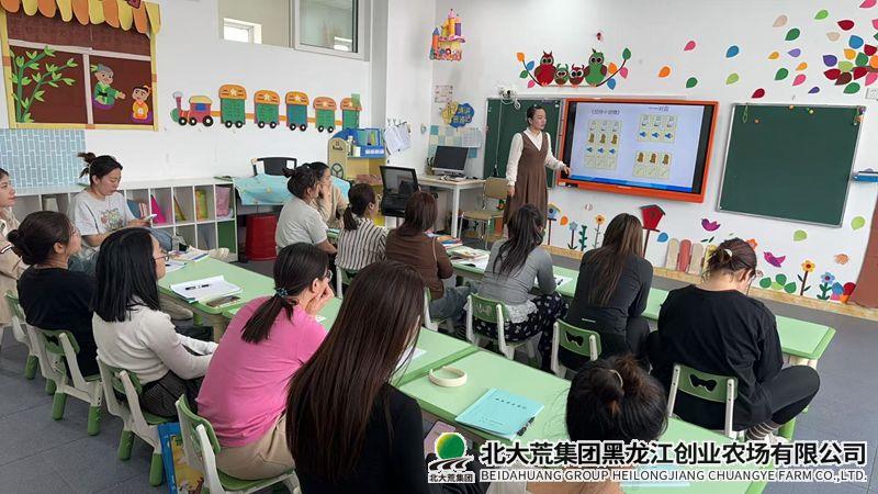 幼儿园开展“亿童教材”专题培训
                            (图2)