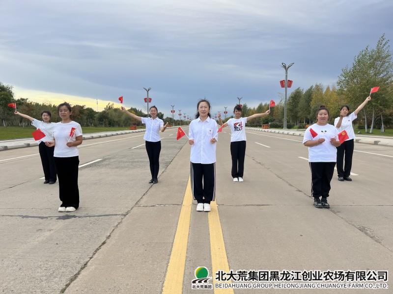 创业社区开展迎中秋、庆国庆用“手势舞”向祖国表白主题活动
                            (图1)
