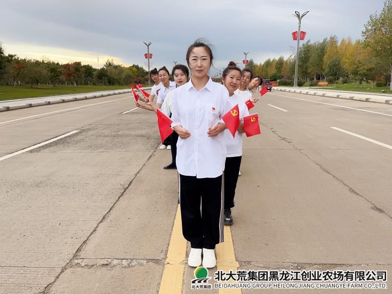 创业社区开展迎中秋、庆国庆用“手势舞”向祖国表白主题活动
                            (图2)