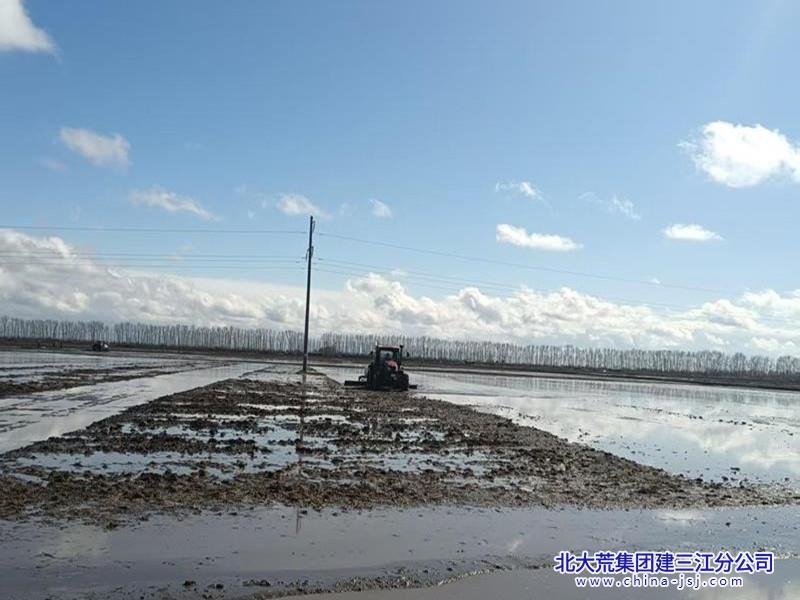创业农场有限公司科技赋能春耕 智慧泡田整地助力农业生产(图1)