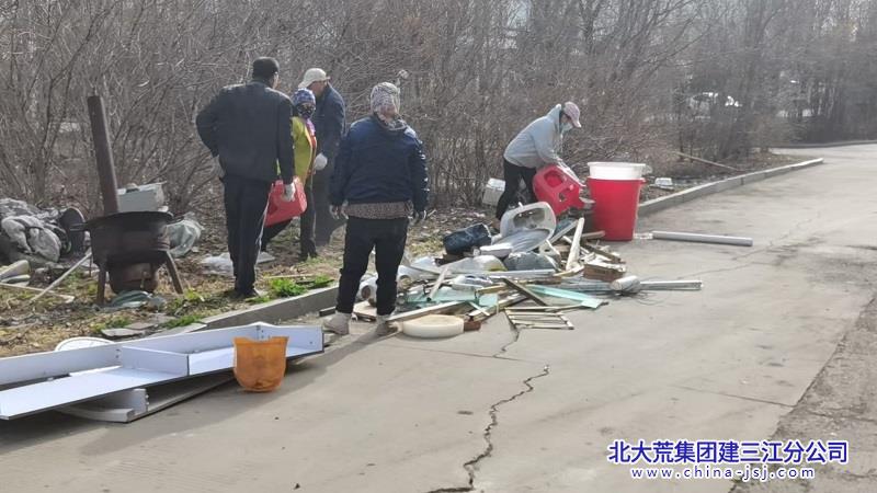 大兴农场有限公司春日护绿进行时 环境整治不松劲(图1)