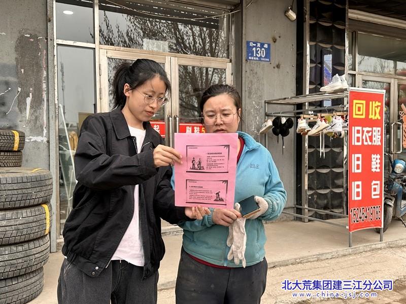 盛源社区开展“关爱劳动者心理健康”职业病防治法宣传周活动(图1)