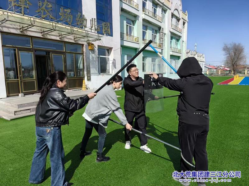 前锋农场有限公司幼儿园开展反恐演练 筑牢校园安全防线(图1)