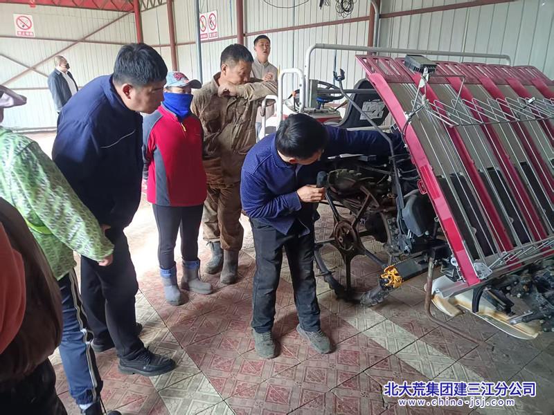 青龙山农场有限公司多管齐下抓农机安全 助力春耕一路“狂飙”(图1)