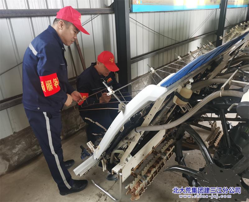 勤得利农场有限公司插秧机“体检上岗” 春耕生产有底气(图1)