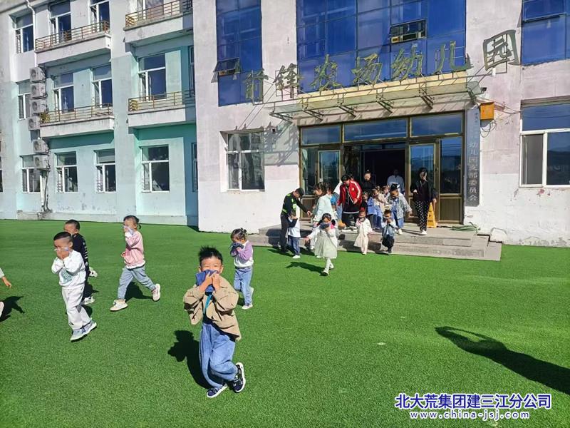 前锋农场有限公司幼儿园开展消防演练活动 共筑校园“防火墙”(图1)